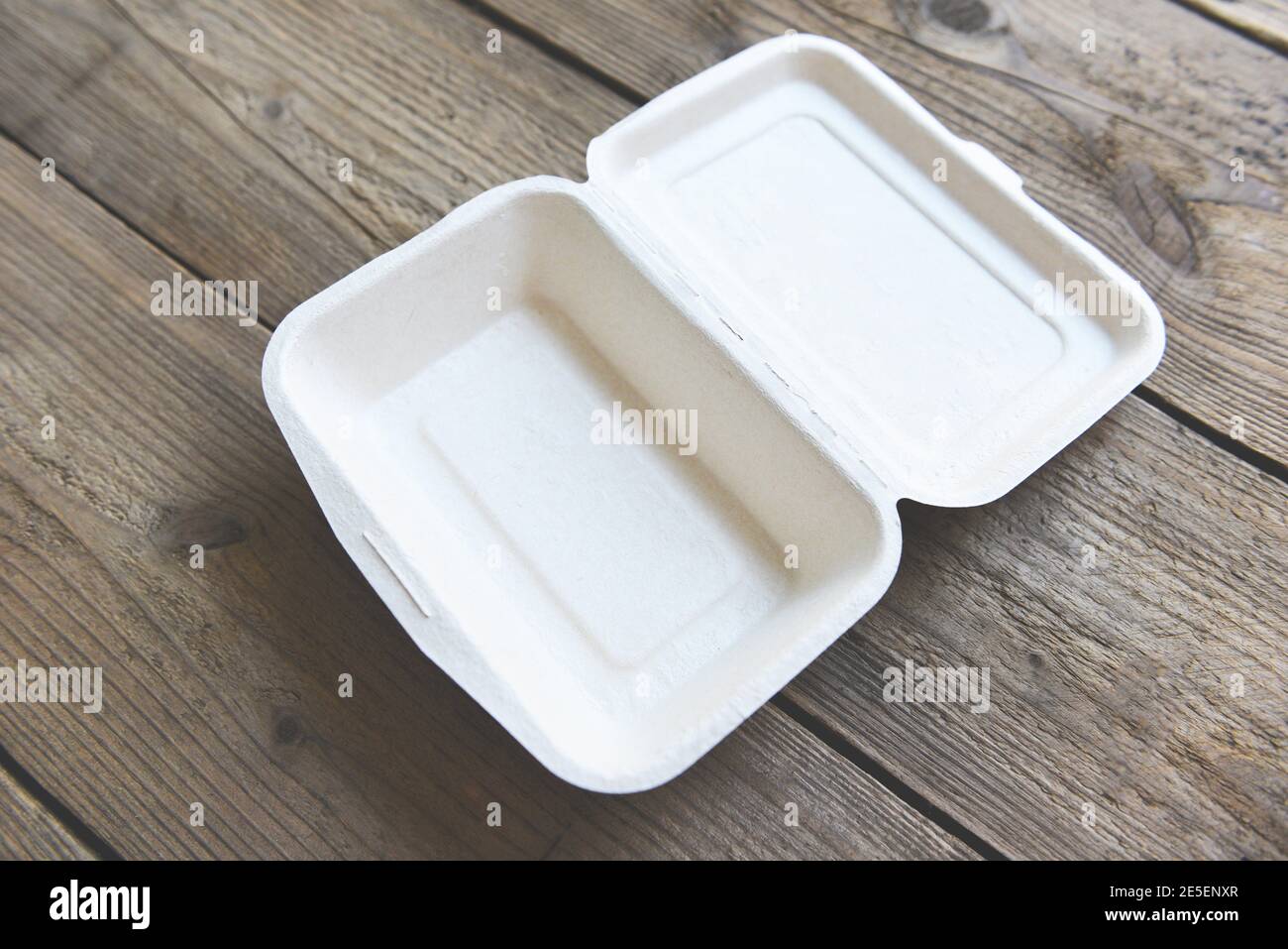 Envases de plástico desechables para alimentos en orden de fondo de madera.  servicio de entrega de comida del restaurante.