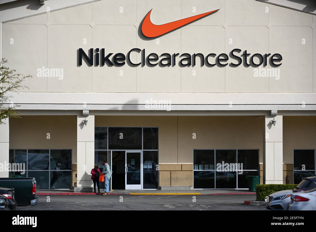 Vista general de la señalización de la tienda Nike Clearance Store en medio de la pandemia del coronavirus, lunes, 25 de enero de en Valencia, California (Dylan de Fotografía de