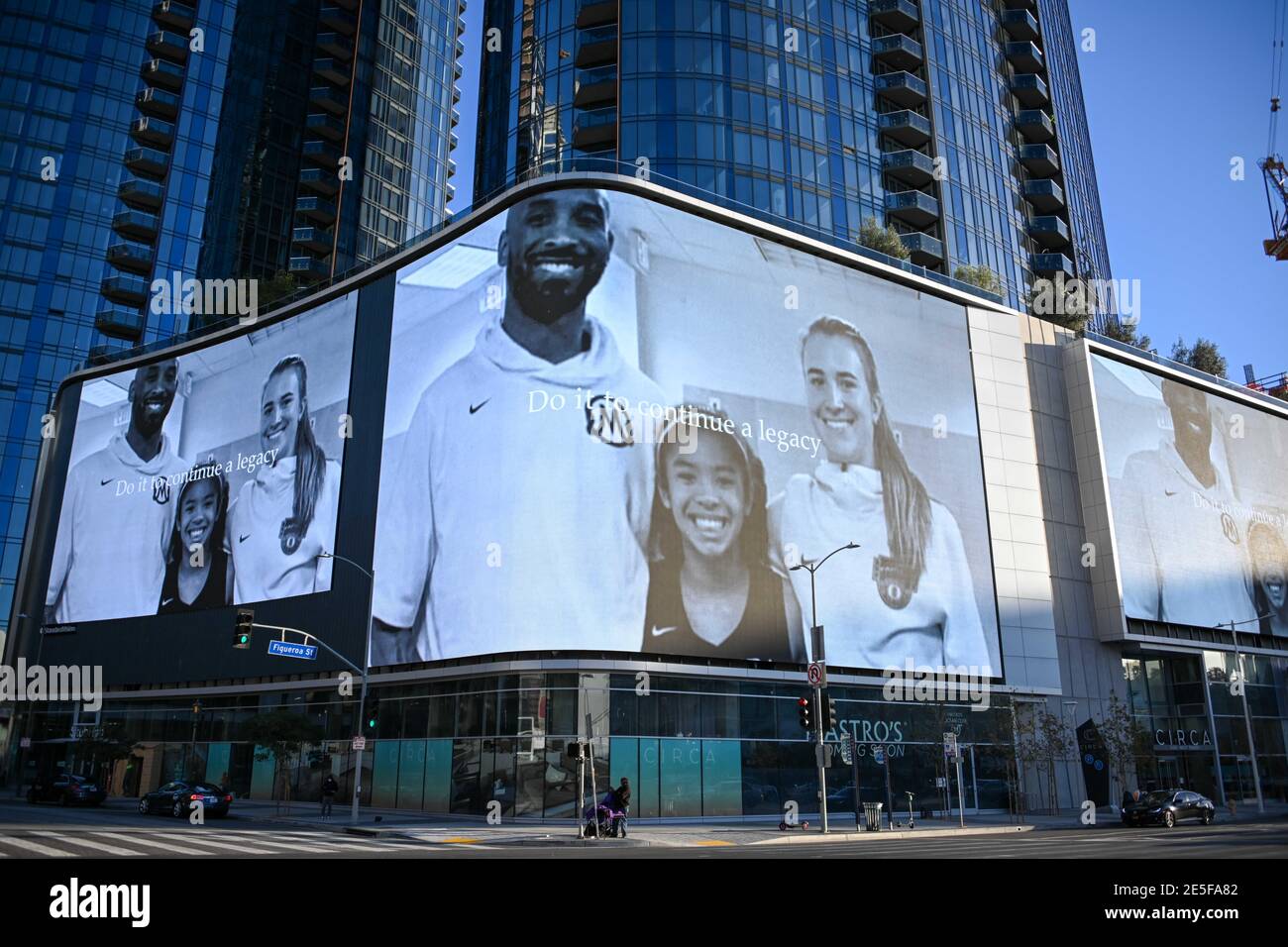 Sabrina Ionescu (derecha), Gianna Bryant (centro) y Kobe Bryant aparecen en  un anuncio de Nike cerca de un monumento a Kobe Bryant y a su hija Gianna  cerca de St Fotografía de