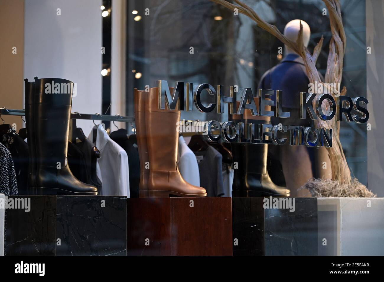 Nueva York, EE.UU. 27 de enero de 2021. Botas en exhibición dentro de la  boutique de moda Michael Kors en Madison Avenue en Nueva York, NY, 27 de  enero de 2021. Fashion