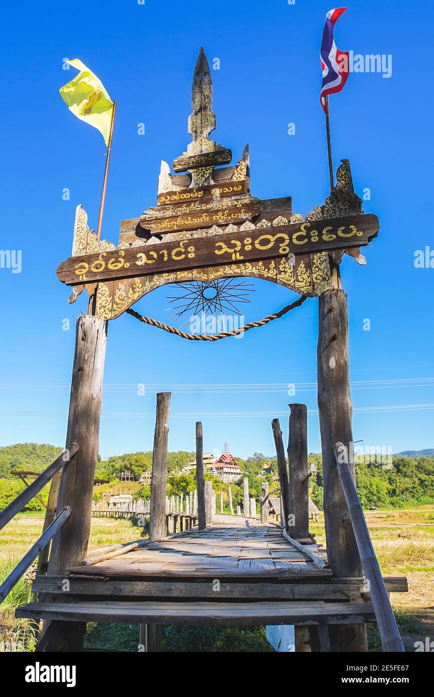 El puente de Zutongpae es el famoso puente de bambú en la provincia de Mae Hong son, Tailandia. (Traducción:Puente Zutongpae) Foto de stock