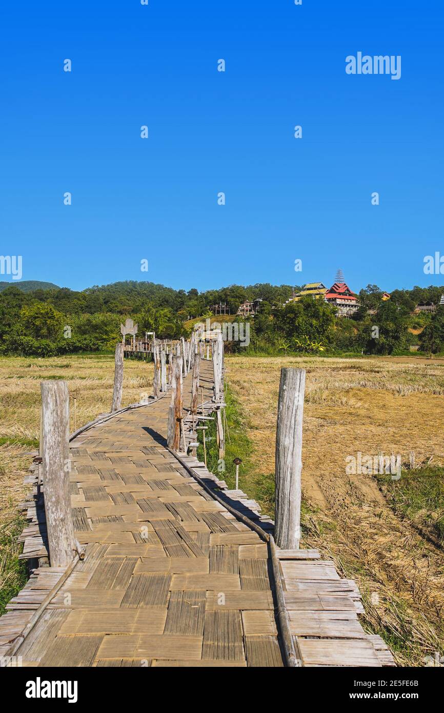 El puente de Zutongpae es el famoso puente de bambú en la provincia de Mae Hong son, Tailandia. Foto de stock