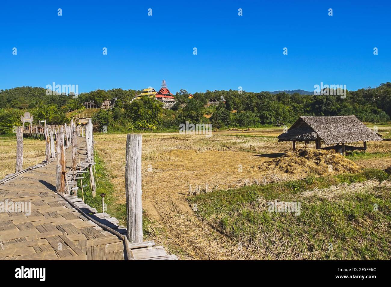 El puente de Zutongpae es el famoso puente de bambú en la provincia de Mae Hong son, Tailandia. Foto de stock