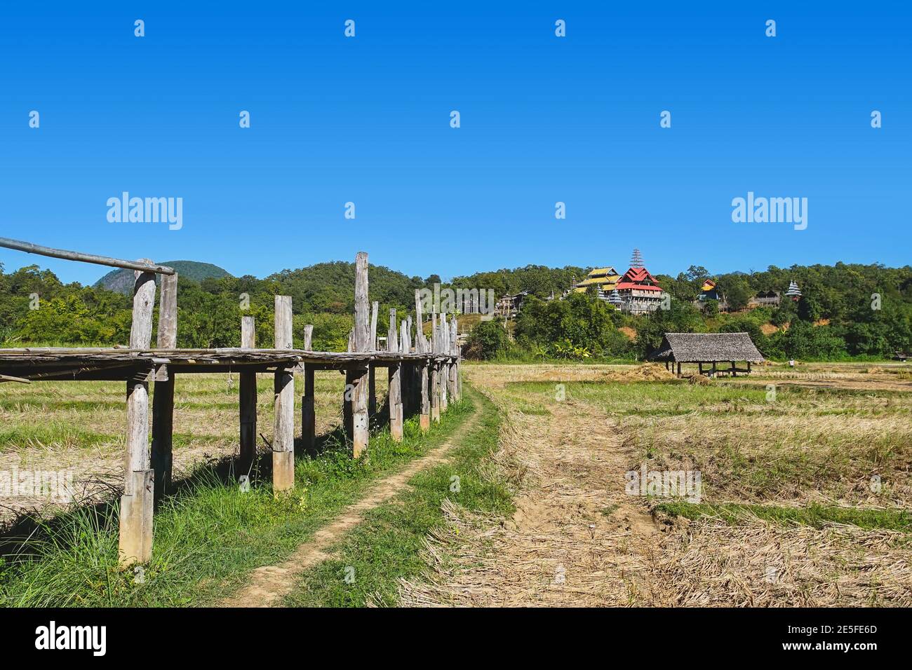 El puente de Zutongpae es el famoso puente de bambú en la provincia de Mae Hong son, Tailandia. Foto de stock