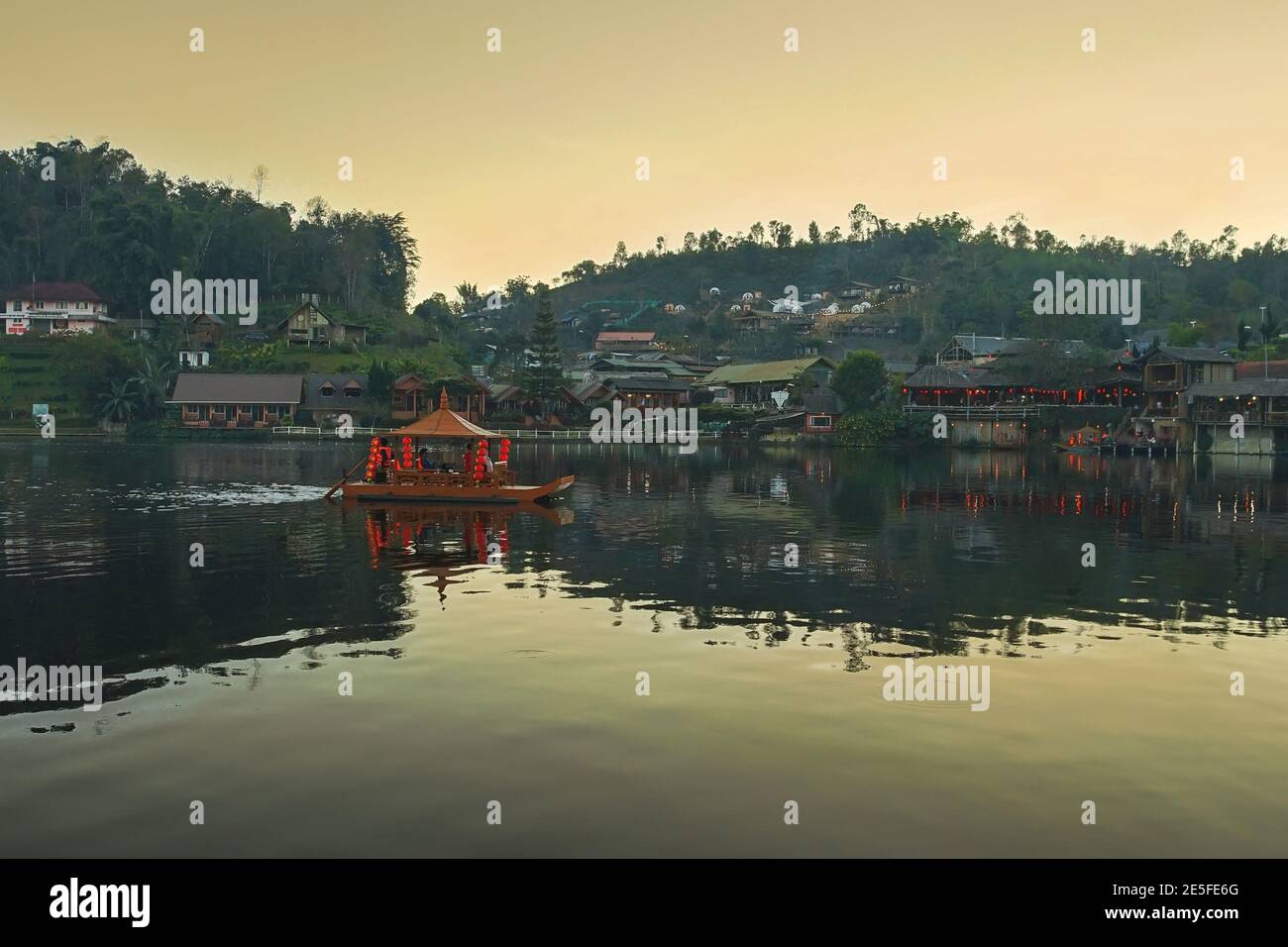 Mae Hong son, Tailandia - 15 de diciembre de 2020: Hermoso pueblo en la naturaleza Baan Rak tailandés, provincia de Mae Hong son, Tailandia. Hay el trave más famoso Foto de stock