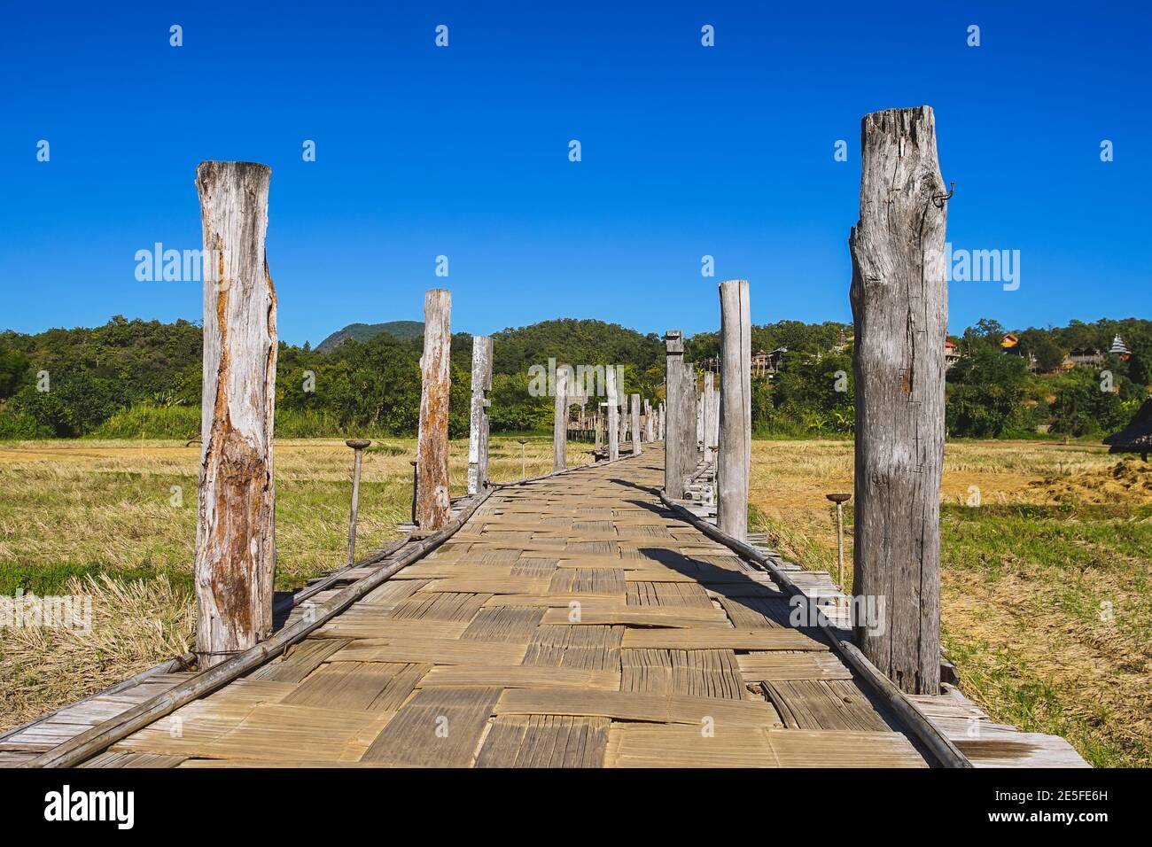 El puente de Zutongpae es el famoso puente de bambú en la provincia de Mae Hong son, Tailandia. Foto de stock