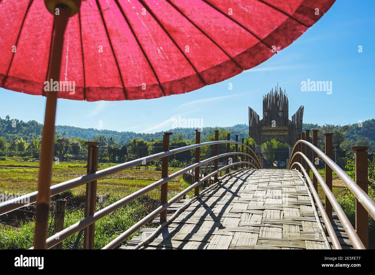 El puente de Zutongpae es el famoso puente de bambú en la provincia de Mae Hong son, Tailandia. (Traducción:Puente Zutongpae) Foto de stock