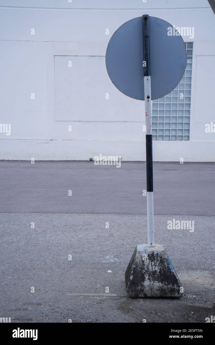 La parte trasera de las señales de tráfico blanco pared de fondo Fotografía  de stock - Alamy