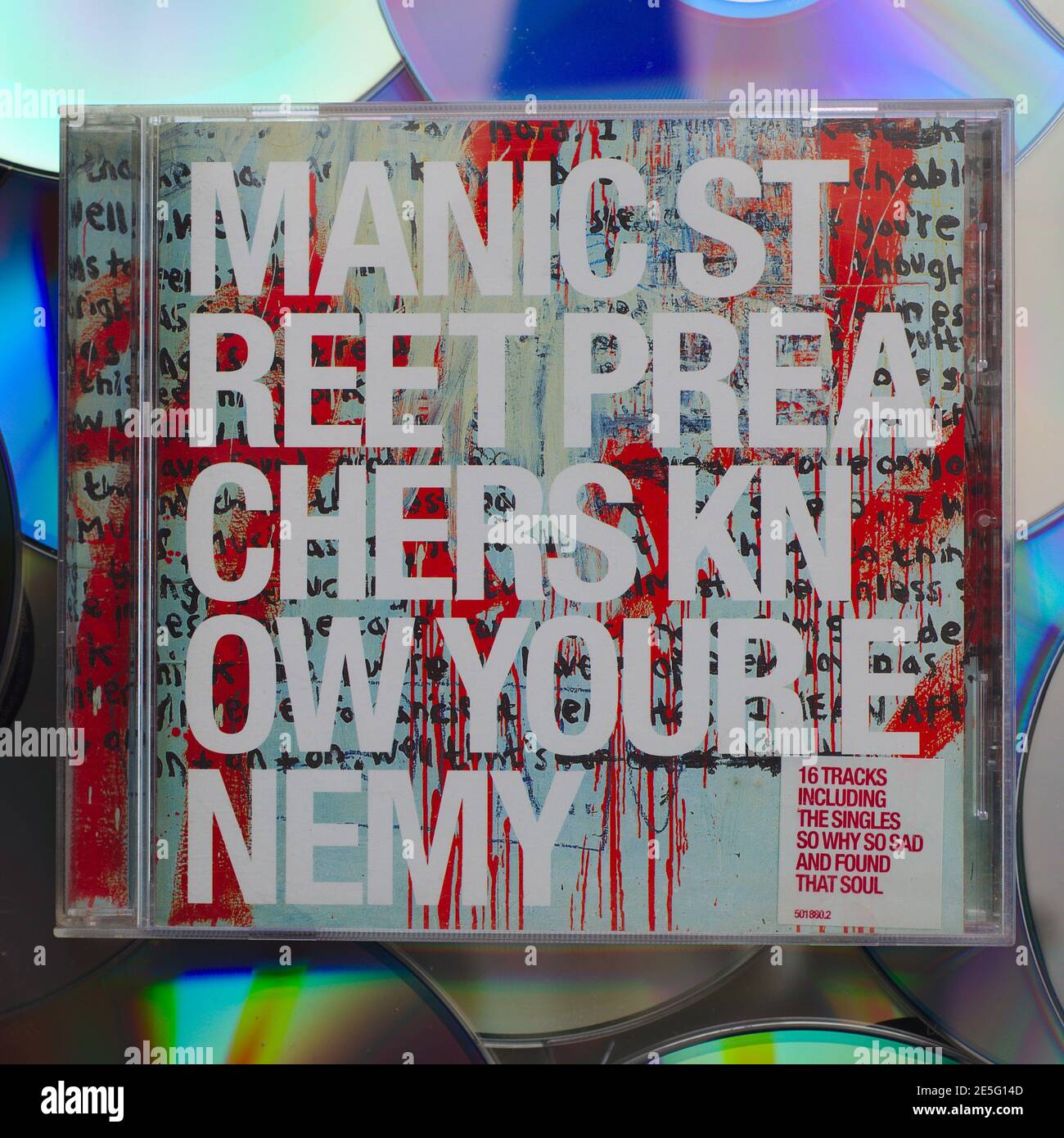 Una copia del álbum de The Manic Street Preachers Know Your Enemigo en CD Foto de stock