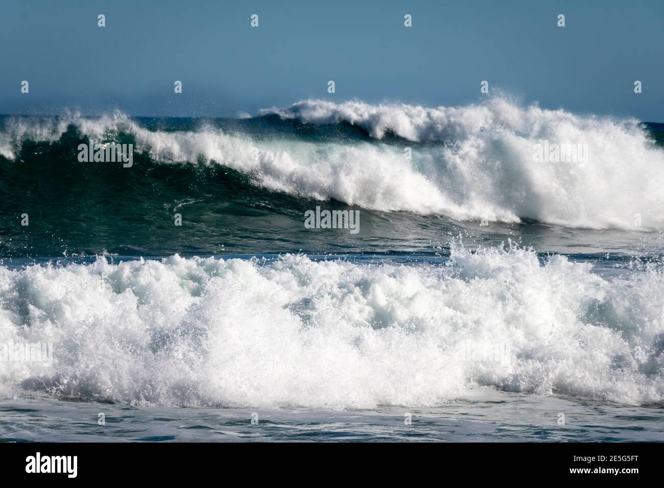 Rompiendo olas, Cabo Palliser, Wairarapa, Isla Norte, Nueva Zelanda Foto de stock