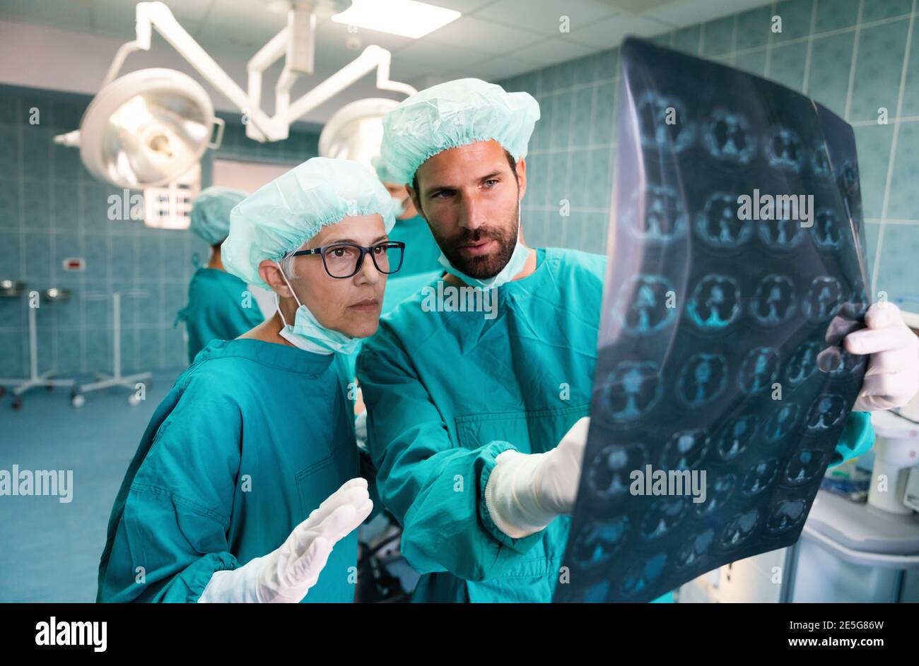 Retrato de profesionales de la salud intelectual con imagen radiográfica de rayos X AT, TC, rm Foto de stock