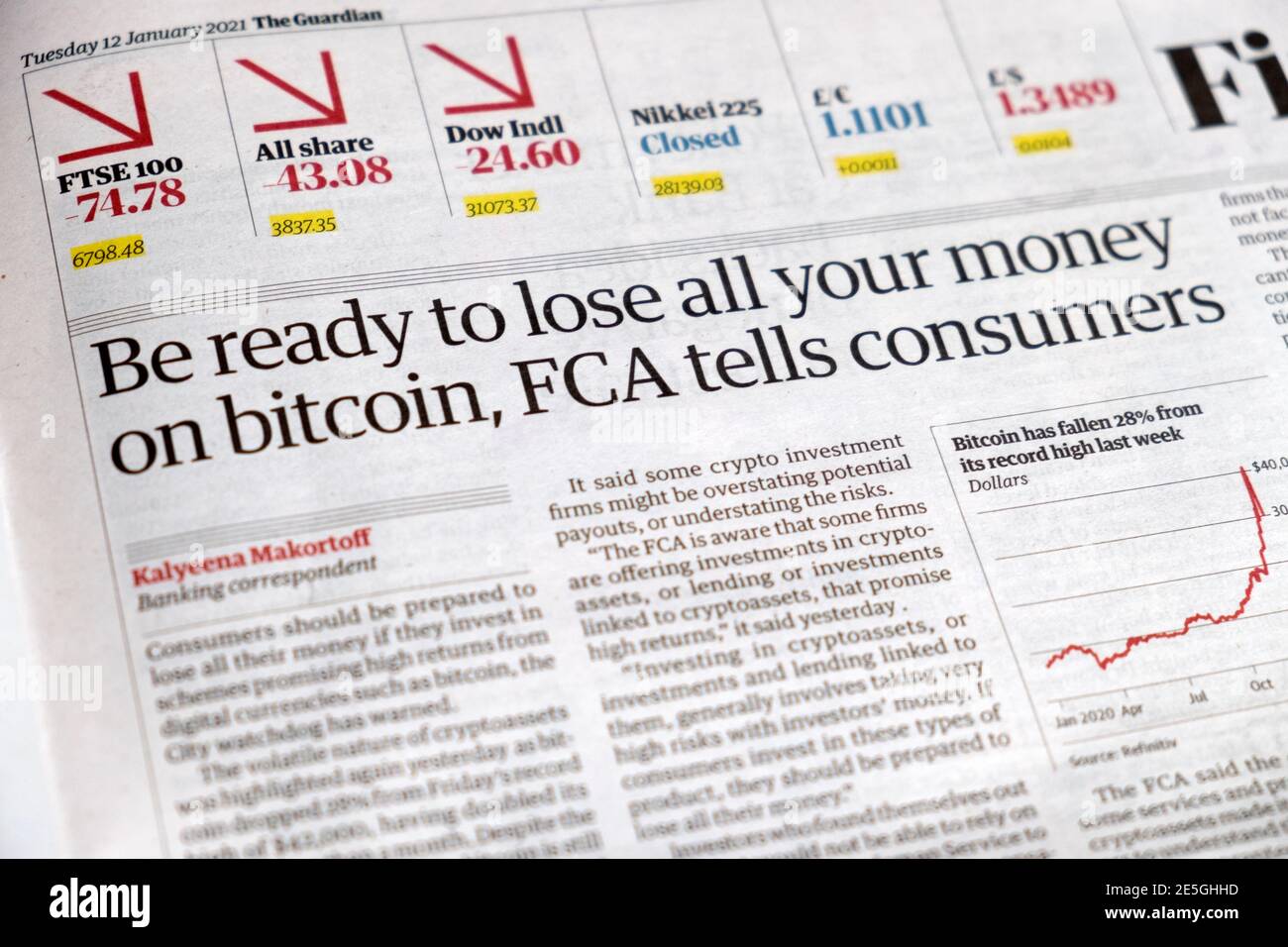 "Prepárate para perder todo tu dinero en bitcoin, dice FCA a los consumidores" titular del periódico financiero en Guardian 12 Enero 2021 Gran Bretaña Reino Unido Europa Foto de stock
