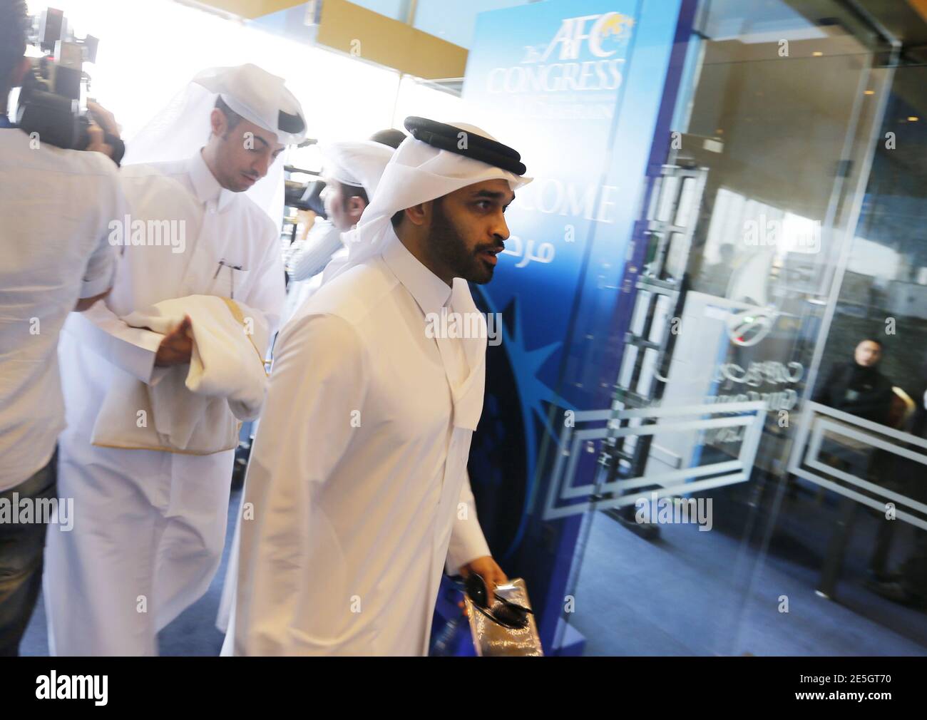 Hassan al-Thawadi, secretario general del Comité Supremo de Qatar 2022, llega al 26º Congreso de la Confederación Asiática de Fútbol (AFC) en Manama, Bahrein, 30 de abril de 2015. REUTERS/Hamad I Mohammed Foto de stock