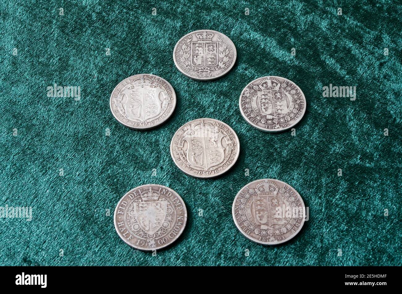 Reverso de plata esterlina británica ( 92.5%) Monedas de la mitad de la corona que van de la reina victoriana, Edward VII y George V Foto de stock