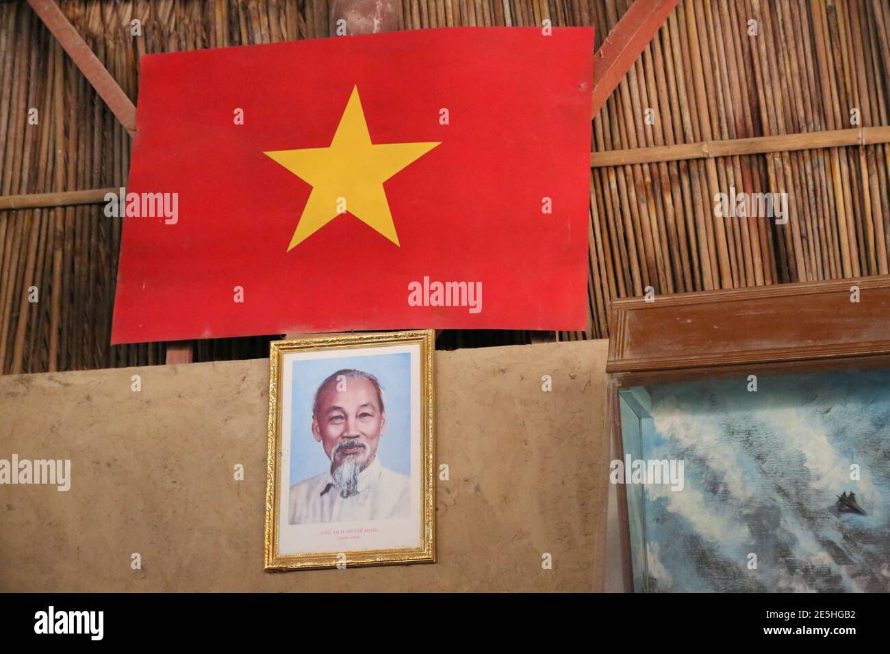 Una imagen de Ho Chi Minh bajo el comunista de Vietnam bandera Foto de stock