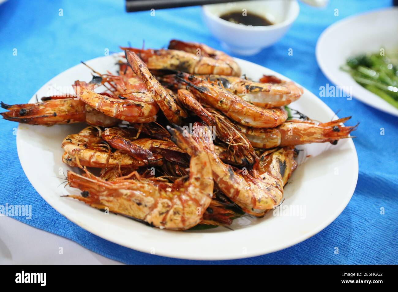 Langostinos tigre a la parrilla en un mercado de comida callejera vietnamita Fotografía de stock Langostinos tigre a la parrilla en un mercado de comida callejera vietnamita Fotografía de stock