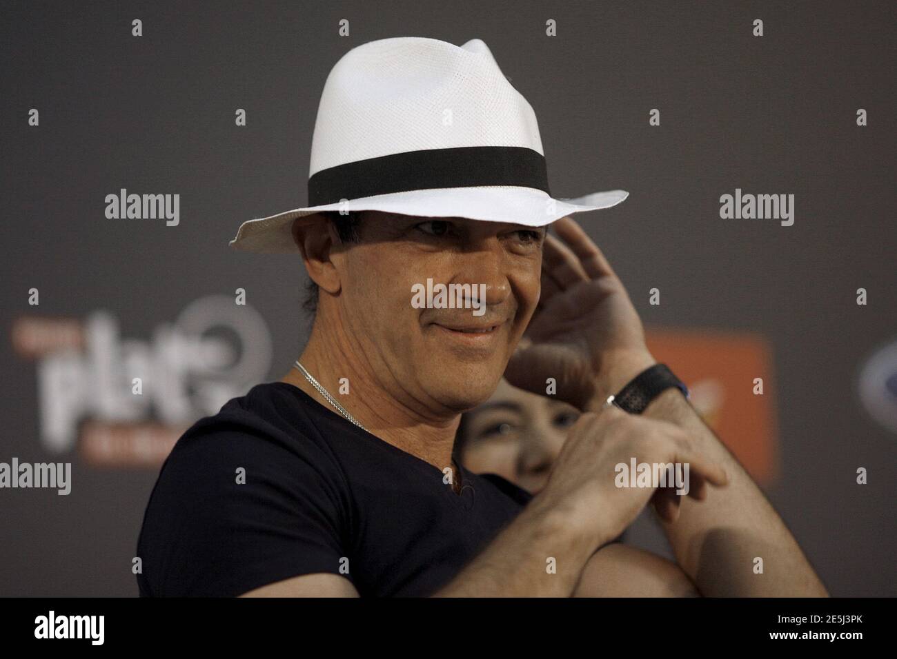 El actor y director español Antonio Banderas lleva un sombrero durante una  rueda de prensa en vísperas del segundo Premio Platino Iberoamericano de  Cine, donde será galardonado con el Premio Platino de