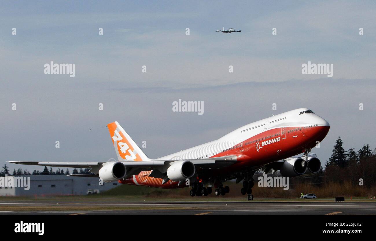 El Boeing 747-8 Intercontinental es seguido por un avión de persecución  cuando se deshace en su vuelo inaugural desde Paine Field, en Everett,  Washington, el 20 de marzo de 2011. El Intercontinental