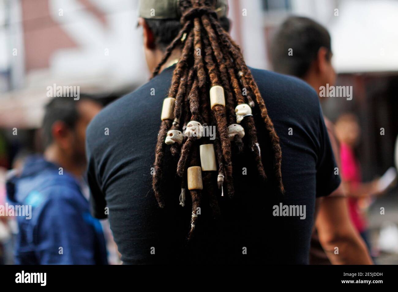 Un mexicano seguidor de santa muerte (santa muerte) muestra su tatuaje  fuera del santuario, en tepito, en la ciudad de México, México Fotografía  de stock - Alamy