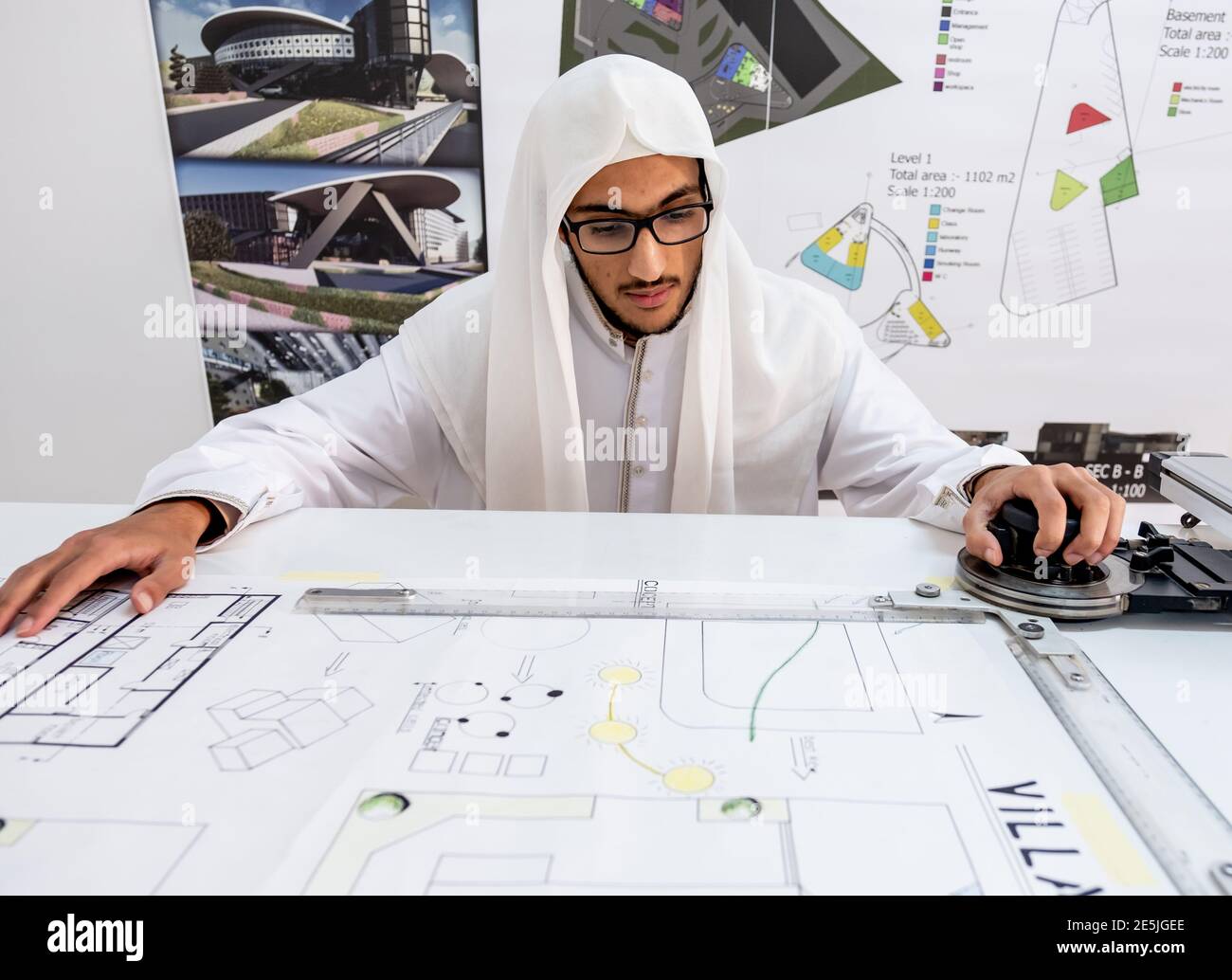 Arquitecto árabe preparando su escritorio para empezar a hacer su boceto  Fotografía de stock - Alamy