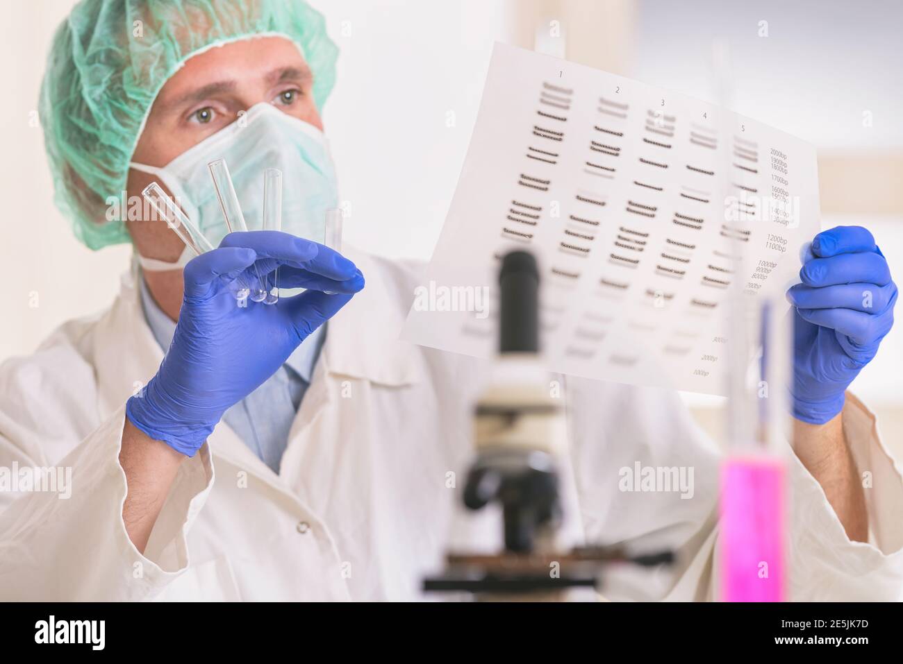 El científico que analiza la secuencia de ADN en el laboratorio moderno Foto de stock