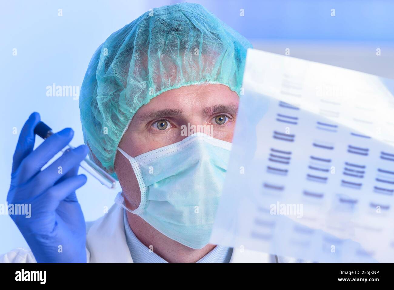 El científico que analiza la secuencia de ADN en el laboratorio moderno Foto de stock