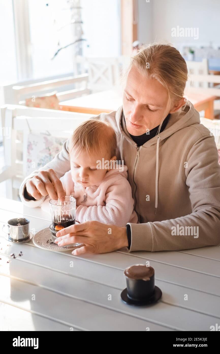 Feliz padre joven y pequeña hija abrazando y pasar tiempo juntos en el café Foto de stock