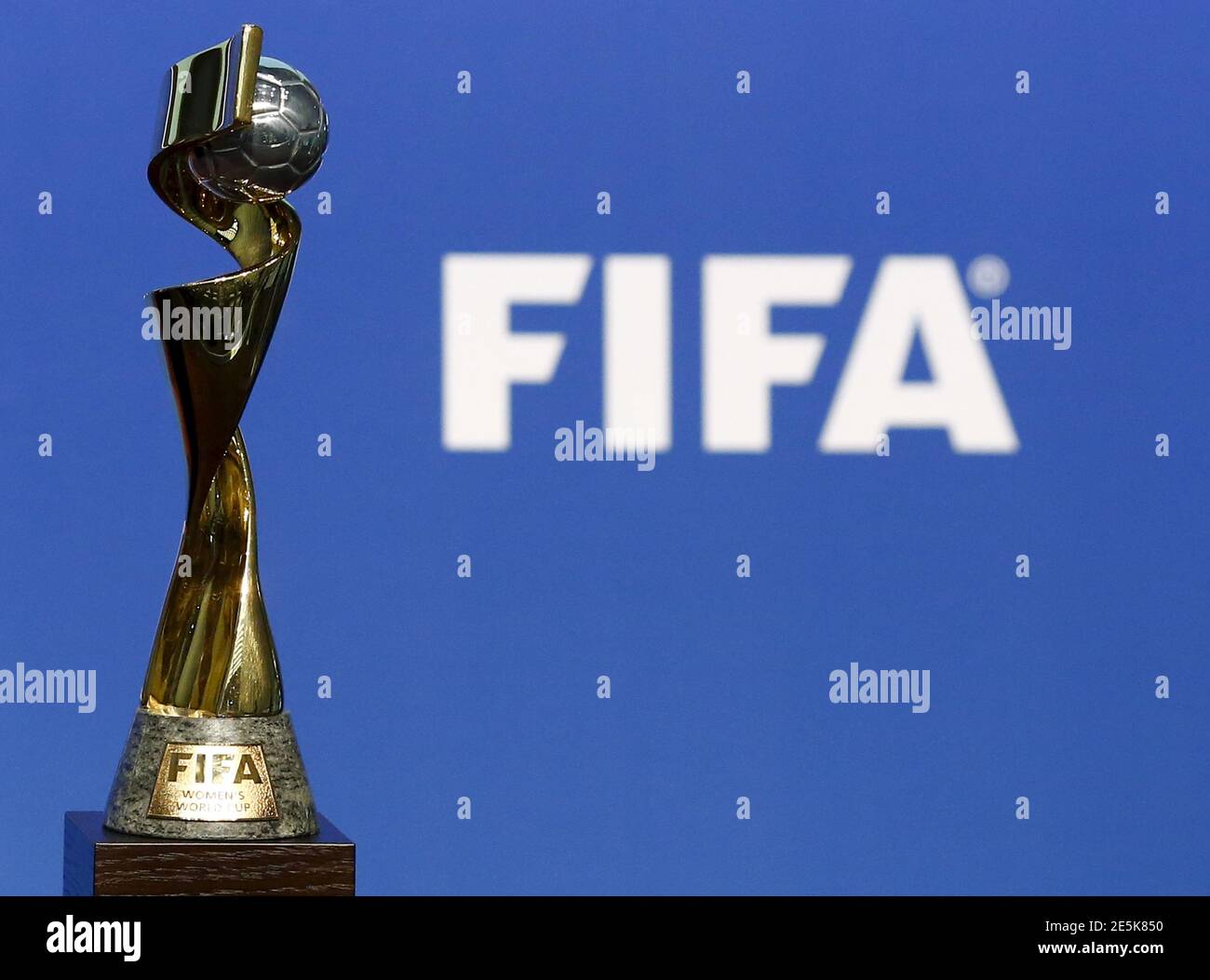 El trofeo de la FIFA de la Copa Mundial Femenina de la FIFA se ve antes de la ceremonia de anuncio de la Mundial Femenina la FIFA 2019 en su