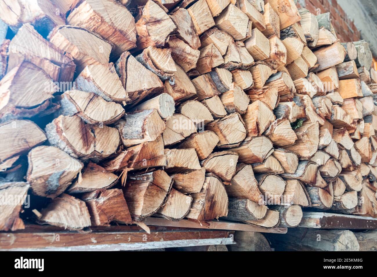 lugar de almacenamiento para la madera en invierno para utilizarlos calentando nuestras casas en las chimeneas Foto de stock