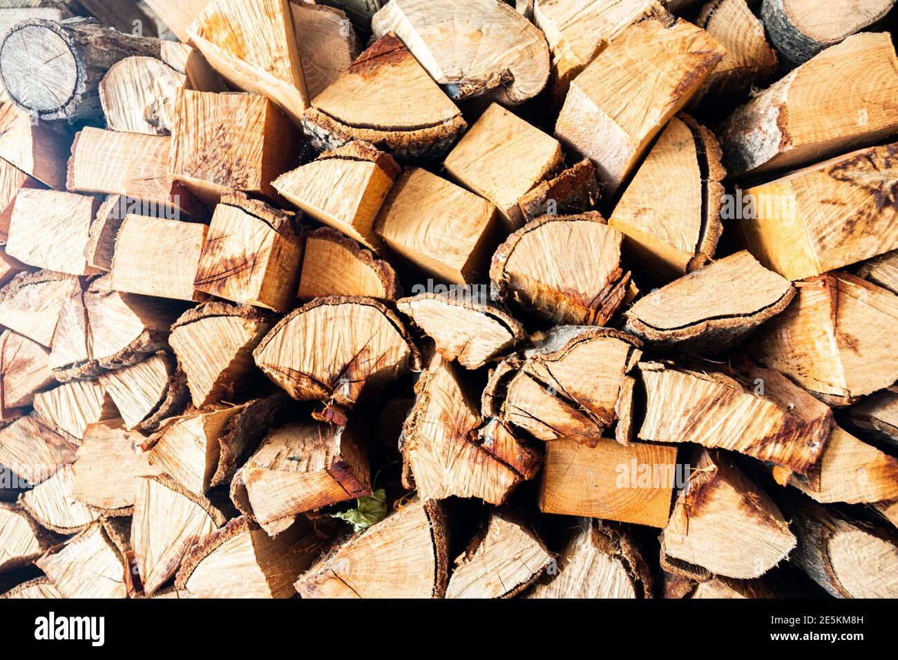 lugar de almacenamiento para la madera en invierno para utilizarlos calentando nuestras casas en las chimeneas Foto de stock