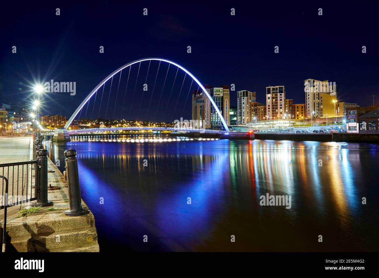 Gateshead Millennium Bridge por la noche, Newcastle upon Tyne, Tyneside, noreste de Inglaterra, Reino Unido Foto de stock