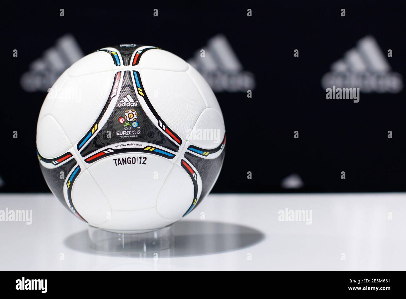 a la deriva Censo nacional Petición A "Tango 12" soccer ball for the upcoming Euro 2012 soccer tournament is  displayed during a news conference at the sporting goods maker Adidas shop  in Paris May 22, 2012. REUTERS/Gonzalo Fuentes (