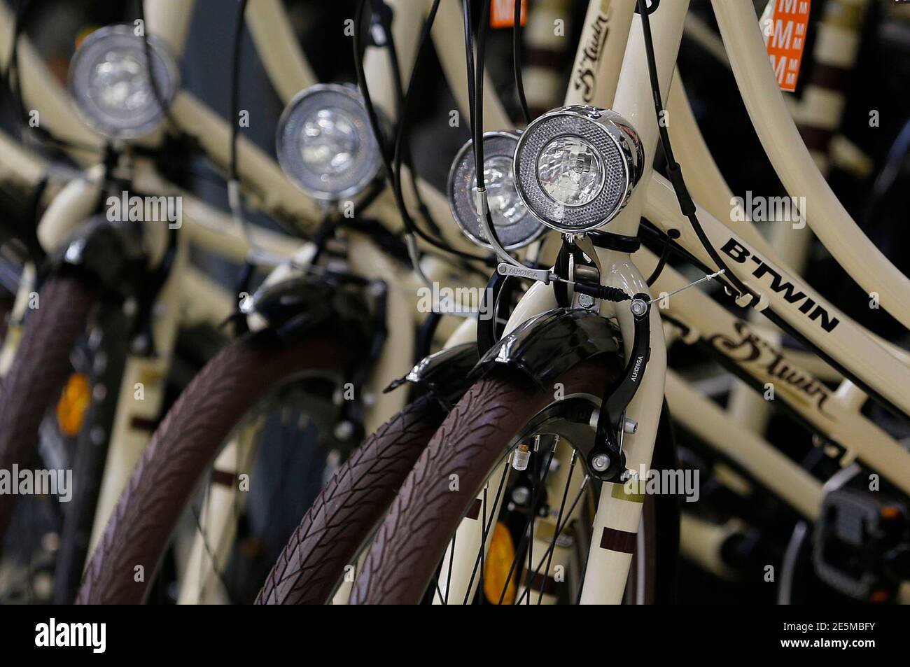 Las bicicletas B-Twin se exhiben en un pasillo en la tienda de Decathlon de  la compañía francesa de equipamiento deportivo y ropa deportiva en Merignac  cerca de Burdeos el 10 de julio