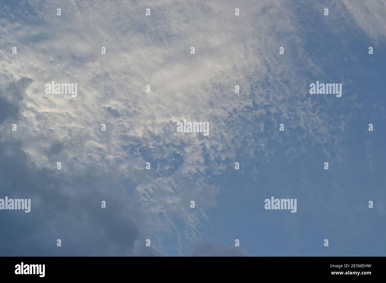 Nubes con formas estriadas en el cielo azul, formando hermosa textura o escena de fondo Foto de stock