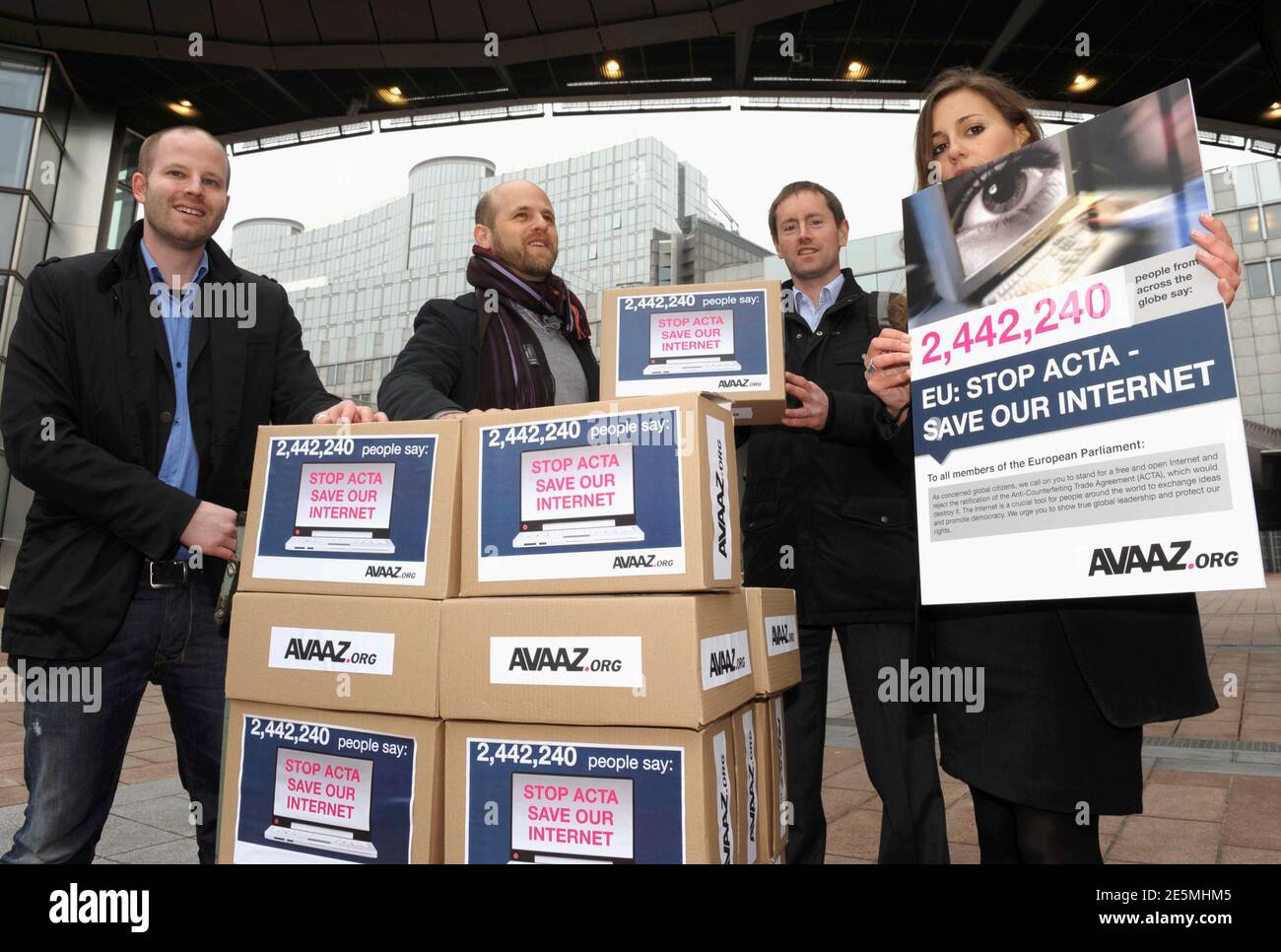 Miembros del grupo de Avaaz.org activistas traen cajas que simbolizan 2,442,240 firmas de una petición contra el ACTA (Acuerdo Comercial Antifalsificación) al Parlamento Europeo en Bruselas el 28 de febrero de 2012. Avaaz.org el temor de que el ACTA, que pretende reducir el robo de marcas comerciales y otras actividades de piratería en línea, reducirá la libertad de expresión, frenará su libertad de descargar películas y música de forma gratuita y fomentará la vigilancia en Internet. REUTERS/Eric Vidal (BÉLGICA - Tags: SOCIEDAD POLÍTICA) Foto de stock