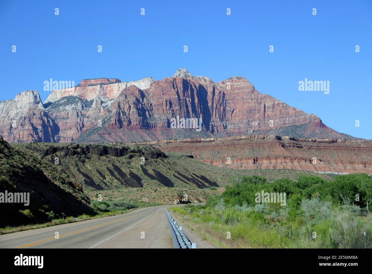 RT 9 Utah que conduce a Springdale y la puerta de entrada al Parque Nacional Zion, EE.UU Foto de stock