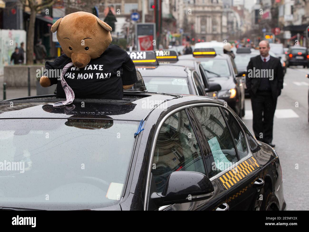Un osito de peluche con una camiseta que dice "no gravar mi taxi" se ve  durante una protesta contra la compañía de viajes compartidos en línea Uber,  en el centro de Bruselas,