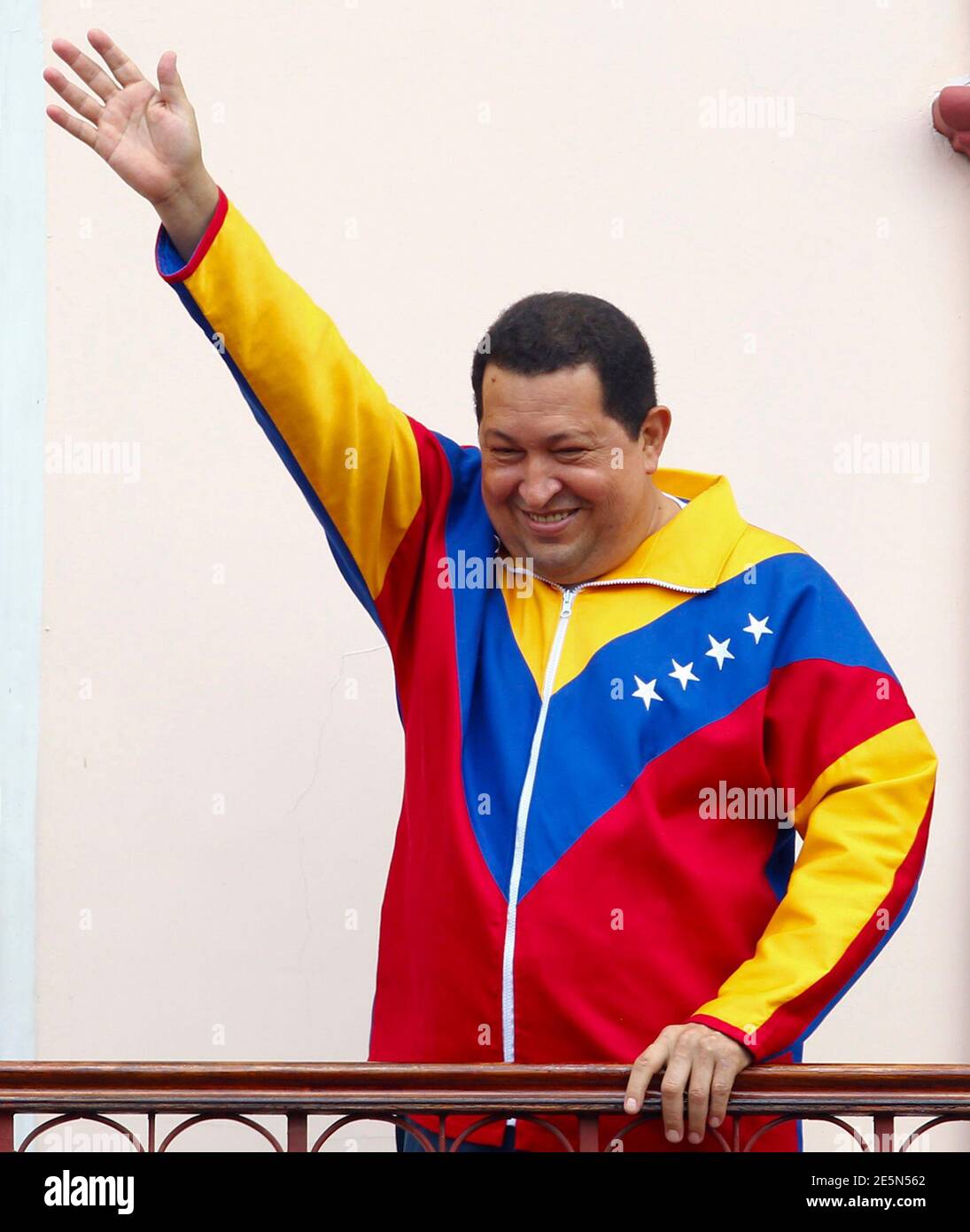 El Presidente de Venezuela, Hugo Chávez, se une a los partidarios mientras  asiste a una ceremonia en el Palacio de Miraflores en Caracas el 17 de  marzo de 2012. Chávez voló a