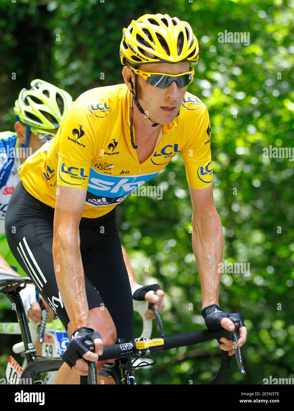 El ciclista de Sky Bradley Wiggins de Gran Bretaña, luciendo la camiseta  amarilla del líder, se mueve en bicicleta durante la octava etapa de la 99ª  carrera ciclista Tour de France entre