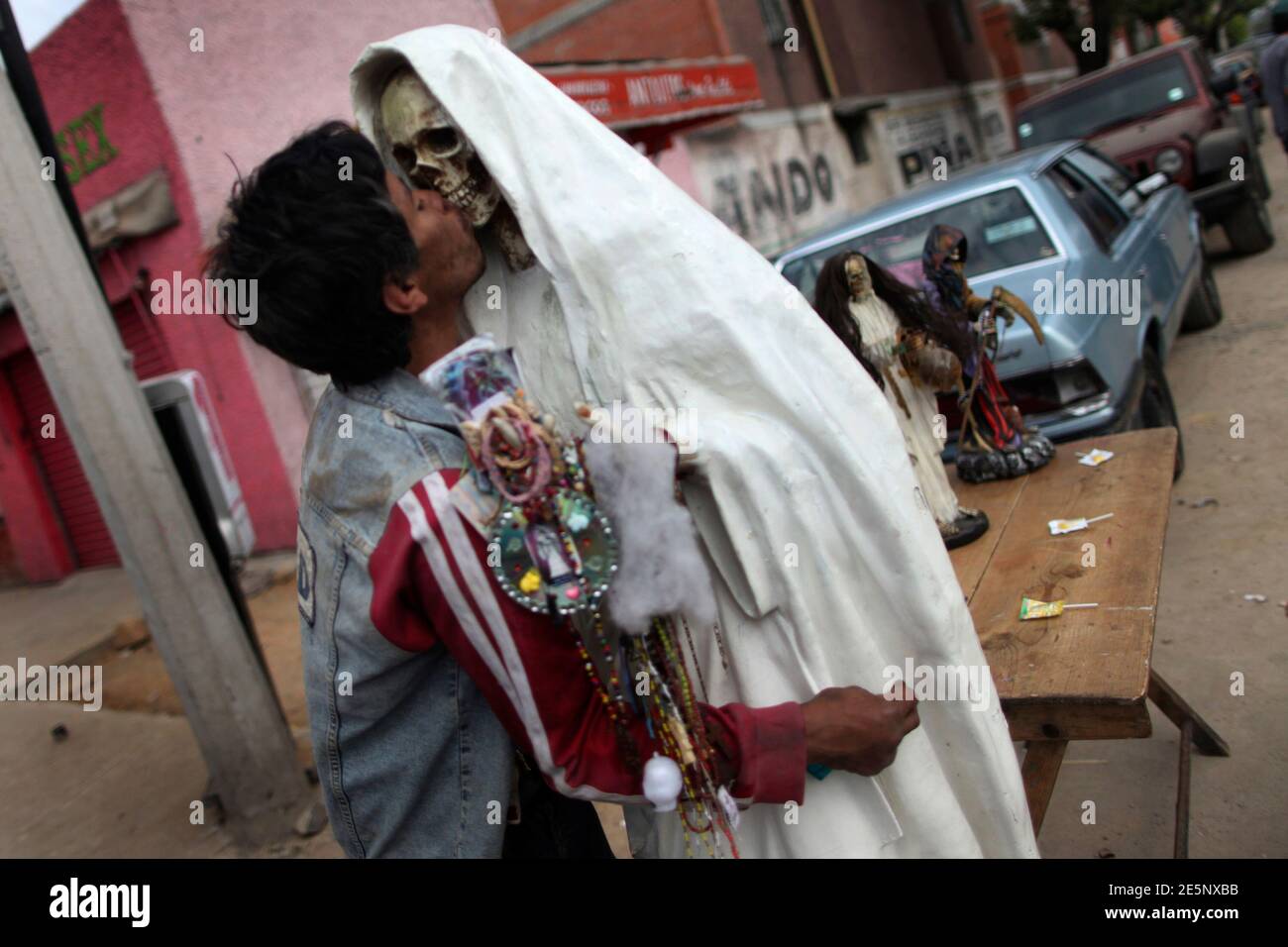 Un mexicano seguidor de santa muerte (santa muerte) muestra su tatuaje  durante la peregrinación en tepito, en la ciudad de México, México  Fotografía de stock - Alamy