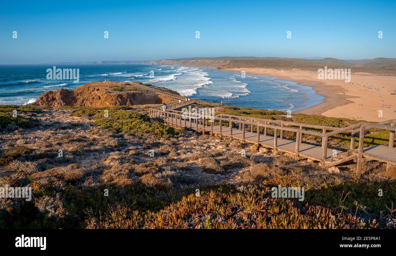 Hermoso paisaje del Algarve (Portugal), cielo de verano con olas del océano, arena y acantilados/rocas. Playa de arena portuguesa en la costa sur. Foto de stock