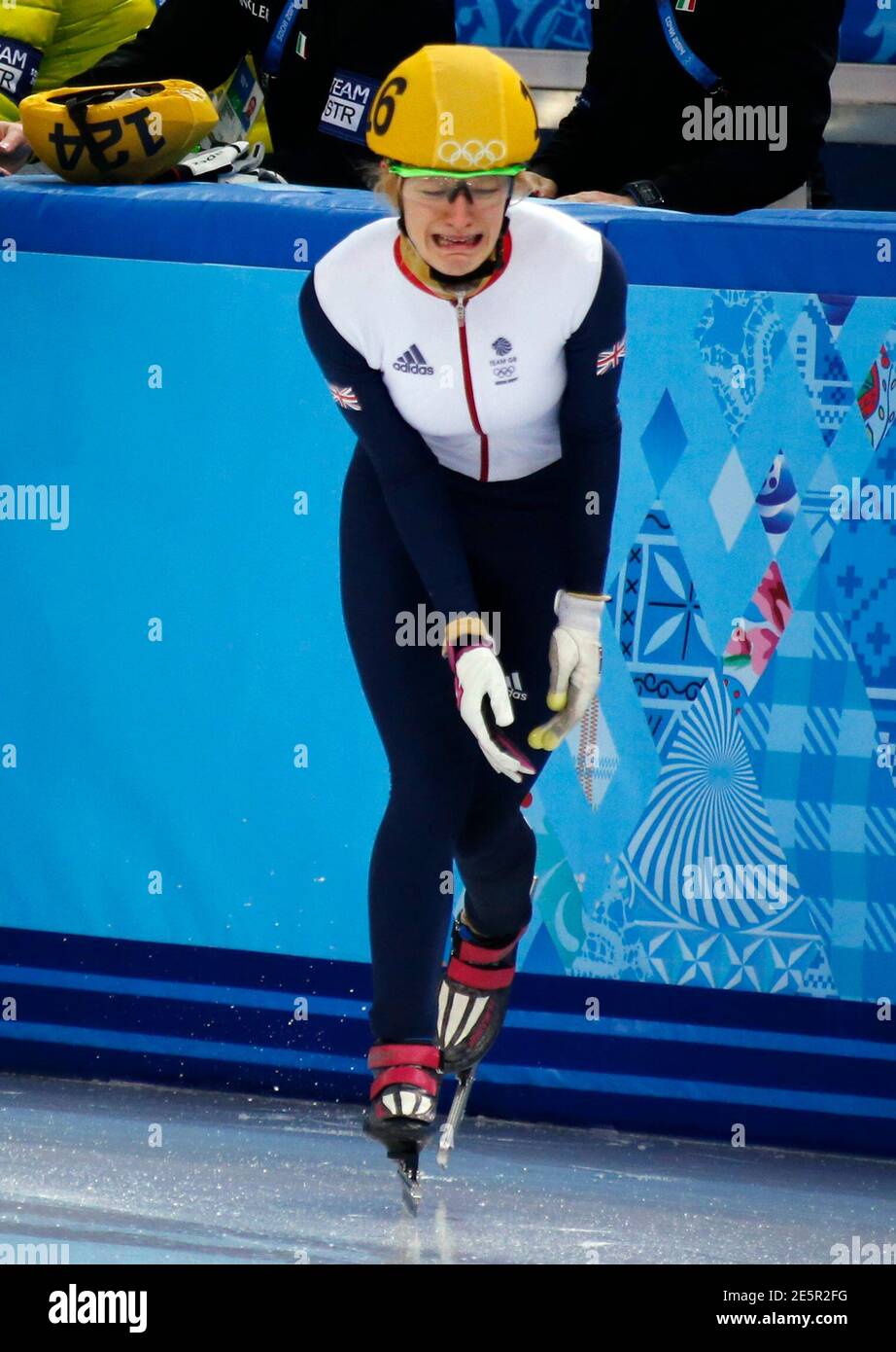 Elise Christie de Gran Bretaña llora después de estrellarse durante el  evento final de patinaje de velocidad de pista corta de 500 metros para  mujeres en el Palacio de Patinaje de Iceberg