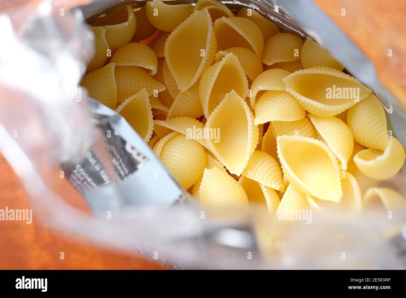 paquete de pasta italiana conchiglie en la mesa de la cocina Foto de stock