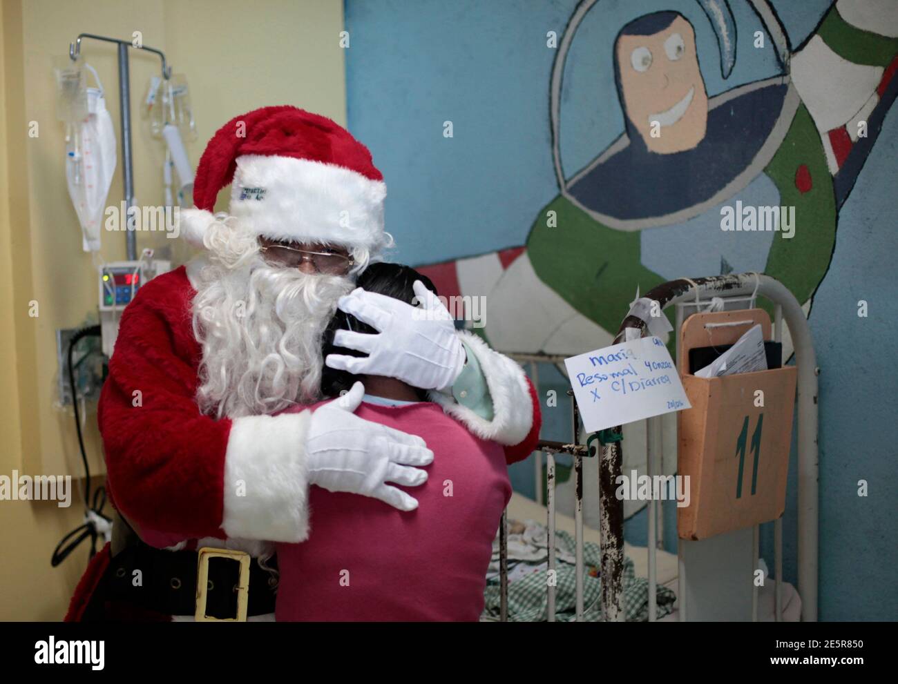 hombre vestido como Santa Claus abraza a una mujer durante un evento en Hospital San de Dios, en la Ciudad de 21 de diciembre de 2011. El hospital
