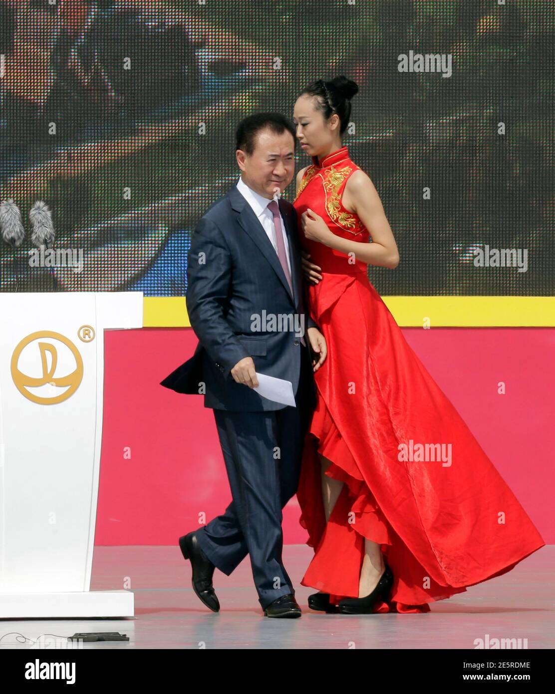 Wang Jianlin, presidente del desarrollador chino de propiedades Dalian Wanda Group, asiste a la ceremonia de lanzamiento de la metrópolis cinematográfica Oriental de Qingdao en las afueras de Qingdao, provincia de Shandong, el 22 de septiembre de 2013. El estudio de cine Oriental Movie Metropolis, ubicado en la parte occidental de la ciudad costera China de Qingdao, se construirá con una inversión total de 50 mil millones de yuan ($8.1 mil millones), informó el Grupo Wanda el domingo. REUTERS/Jason Lee (CHINA - Tags: EMPRESAS DE ENTRETENIMIENTO DE LA SOCIEDAD DE BIENES RAÍCES) Foto de stock