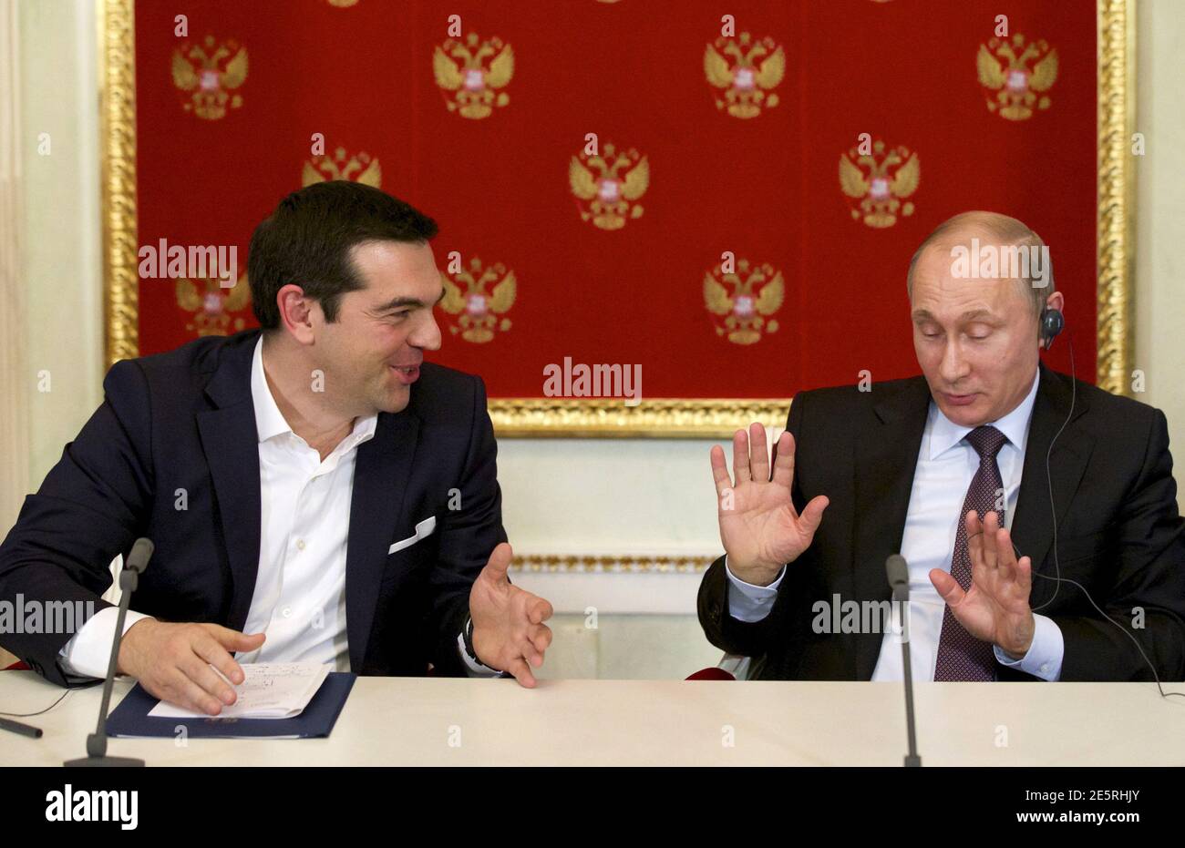 El presidente ruso Vladimir Putin (R) y el primer ministro griego Alexis Tsipras asisten a una ceremonia de firma en el Kremlin en Moscú, el 8 de abril de 2015. El primer ministro griego, Alexis Tsipras, no ha llamado ayuda financiera en las conversaciones en Moscú el miércoles, pero Rusia podría otorgar créditos para grandes proyectos conjuntos en el futuro, dijo el presidente Vladimir Putin. REUTERS/Alexander Zemlianichenko/Pool IMÁGENES TPX DEL DÍA Foto de stock
