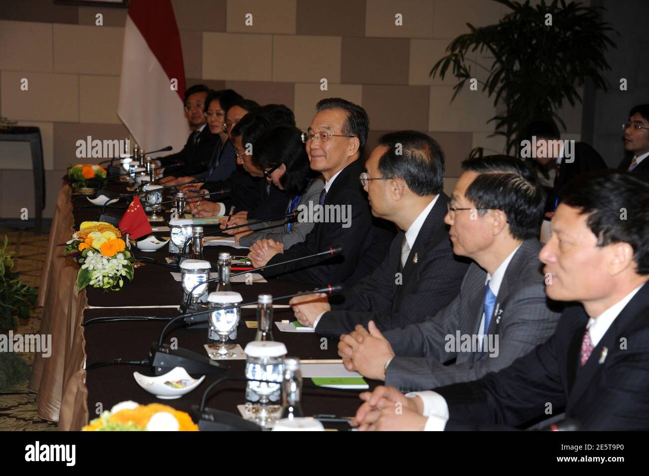 China's Premier Wen Jiabao (C) sits with his delegation during a bilateral talk with Indonesia's President Susilo Bambang Yudhoyono at the side of ASEAN Summit in Nusa Dua, Bali November 17, 2011. REUTERS/Romeo Gacad/Pool (INDONESIA - Tags: POLITICS) Foto de stock