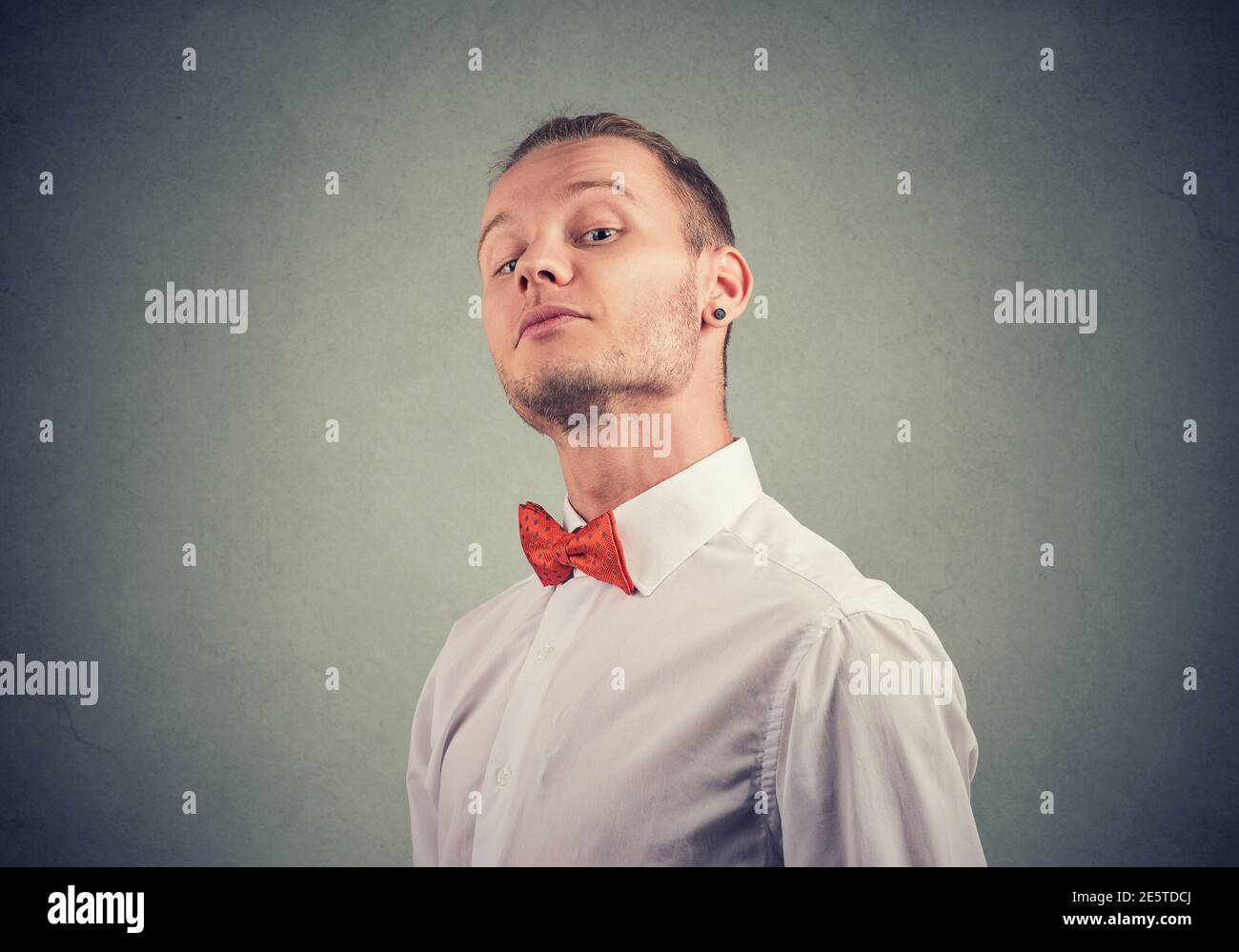 Retrato de un joven snobby mirando la cámara Foto de stock