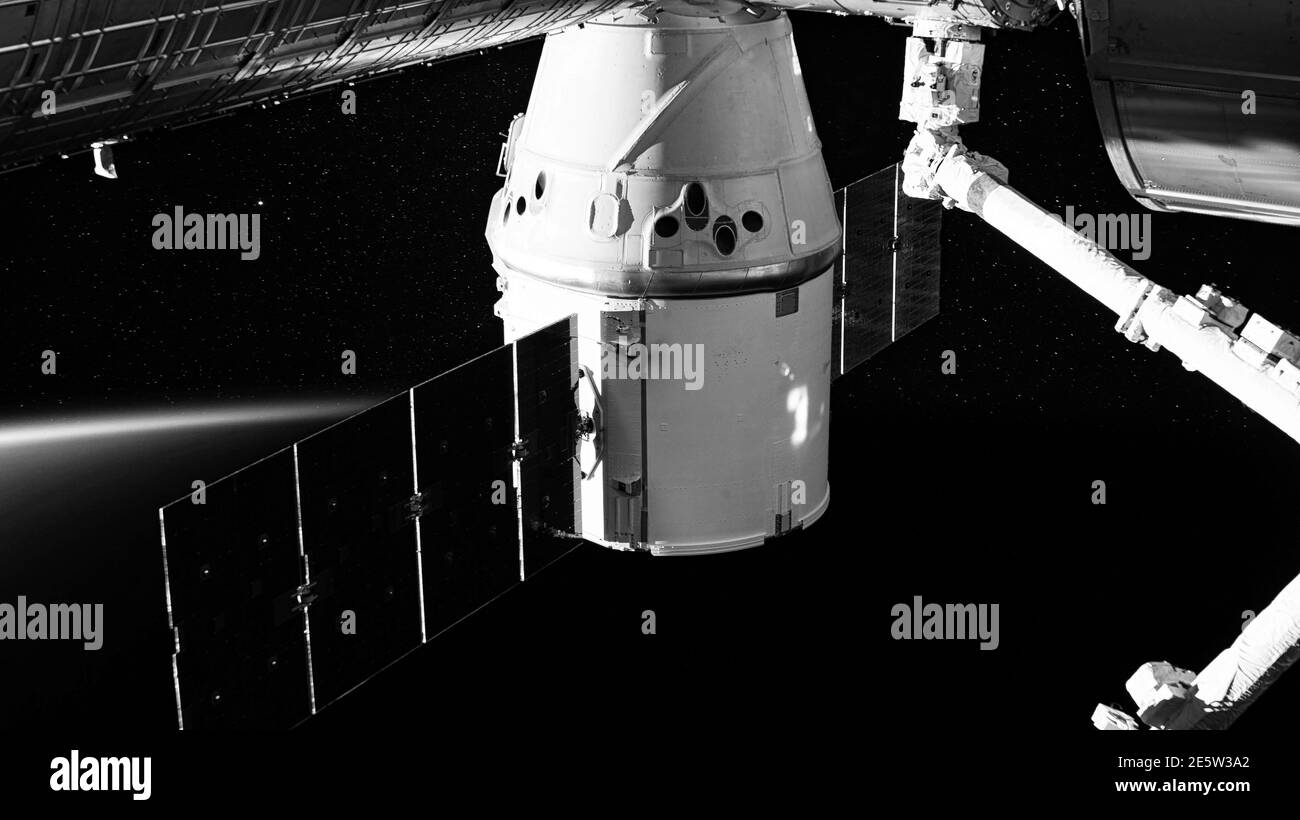 La nave espacial Spacex Crew Dragon está anclada a la Estación Espacial. Elementos de esta imagen proporcionados por la NASA. Foto de stock