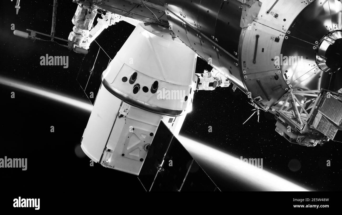 La nave espacial Spacex Crew Dragon está anclada a la Estación Espacial. Elementos de esta imagen proporcionados por la NASA. Foto de stock